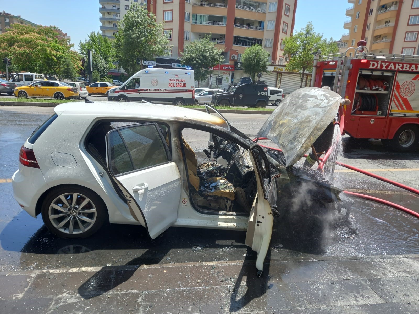 Diyarbakır’da sıcaklar arabaları bile yakıyor!