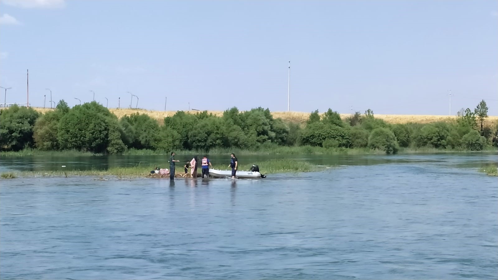 Dicle Nehri’ndeki adacıkta mahsur kalan aile kurtarıldı