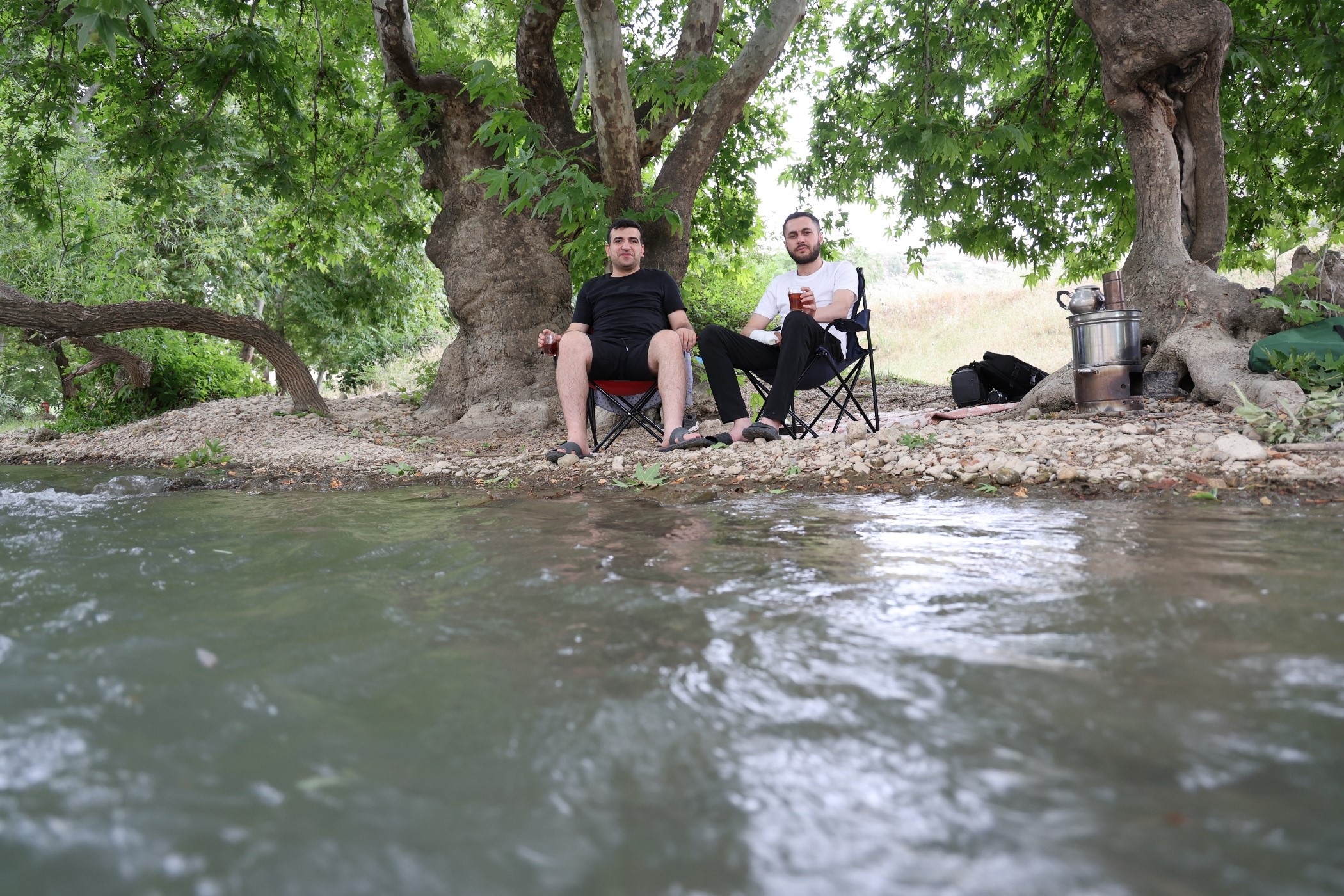 Diyarbakır’da sıcaktan bunalanlar sulak ve serin yerleri tercih ediyor