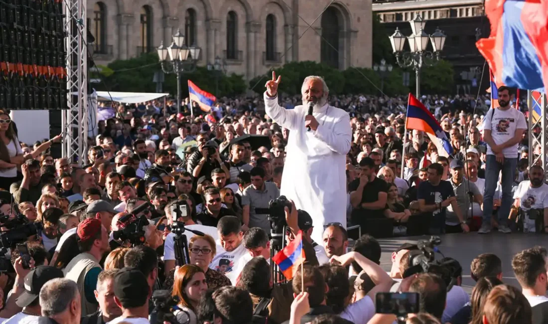 Ermenistan'da binlerce protestocu, Başbakan