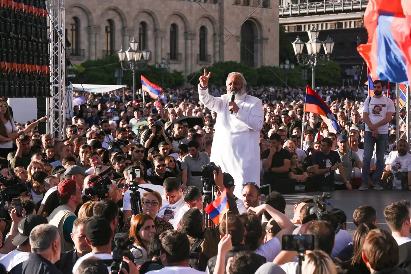 Ermenistan’da Azerbaycan’a toprak iade edilmesi protestoları sürüyor