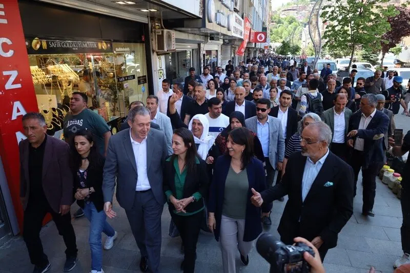 DEM Parti Eş Genel Başkanı Bakırhan: Onurlu hiçbir Kürt AKP binasının önünden geçmemelidir