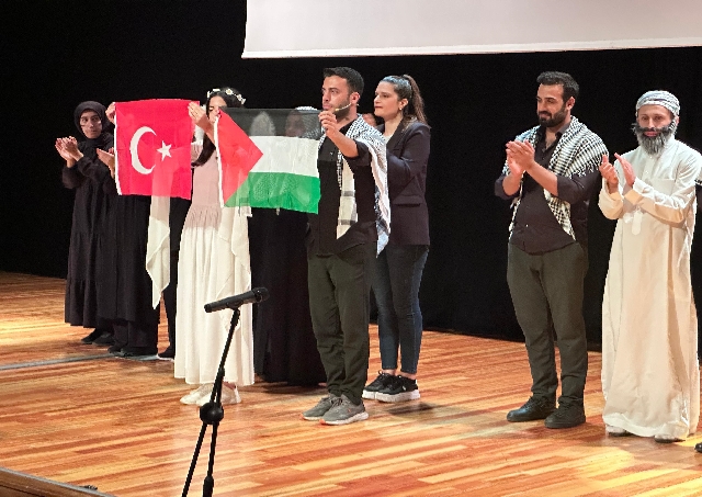 Dicle Üniversitesinde “Filistin’de çocuk olmak” adlı tiyatro sahnelendi
