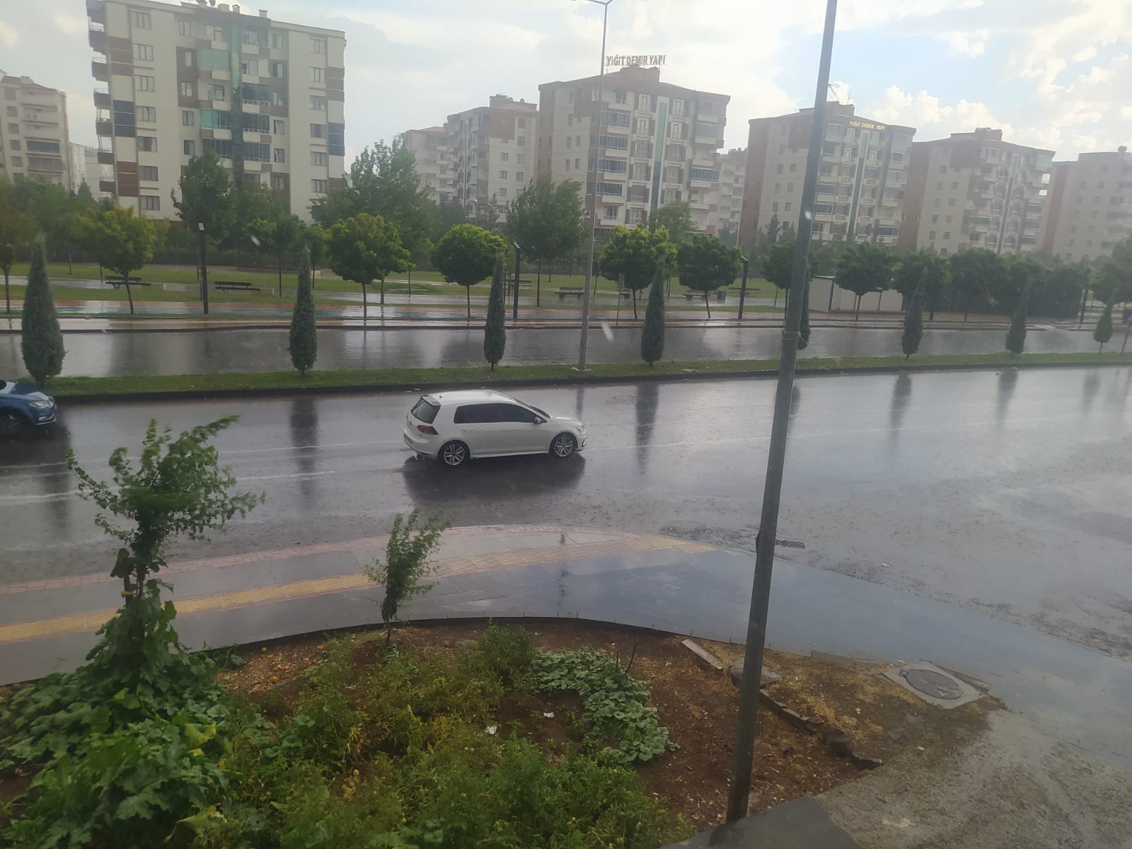 Meteoroloji uyarmıştı: Diyarbakır’da Temmuz yağmuru herkesi şaşırttı!